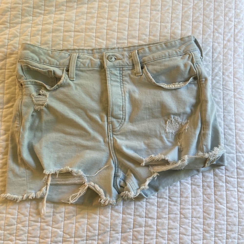 Woman’s old navy ripped Jean shorts